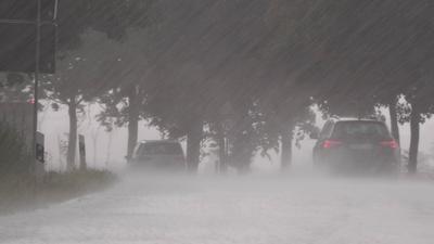 Heftige Gewitter und Unwetter beenden die Hitzewelle in Westdeutschland. Fr?her als geplant zogen Unwetter ?ber Westdeut-stock-foto