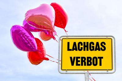 Bavaria, Germany - November 13, 2024: LACHGAS BAN on a sign, next to balloons filled with laughing gas. Symbolic image f-stock-foto