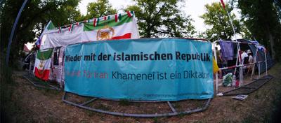 Berlin GER, Berlin,20231022, Berlin, Solidarit?tskundgebung , Demo, Die Botschaft muss geschlossen werden, Podbielskiall-stock-foto