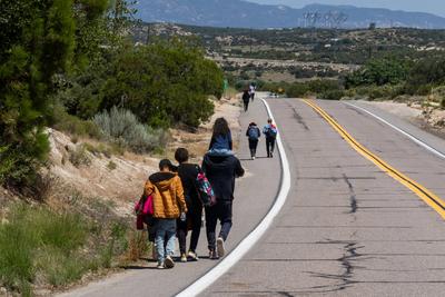 JACUMBA HOT SPRINGS, CA - JUNE 14: Migrants cross into the U.S. from Mexico on June 14, 2024 in Jacumba Hot Springs, Cal-stock-foto