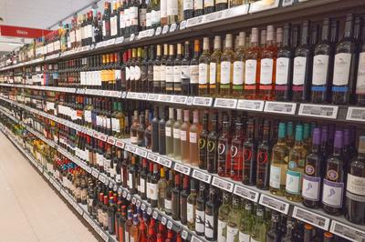 Weinsortiment im Supermarktregal-stock-foto