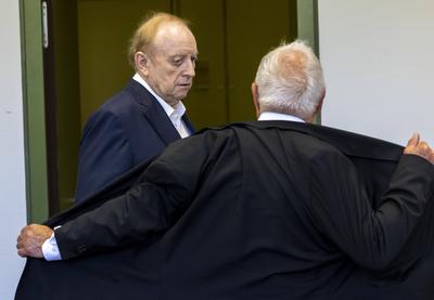 Mit seinem Anwalt Hans-Joachim Eckert / Star-Koch Alfons Schuhbeck Anklage wegen Subventionsbetrug vor Gericht in M?nche-stock-foto