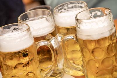 Vier Ma? Bier, Ma?kr?ge, Helles, Volksfest, M?nchen, Mai 2025-stock-foto