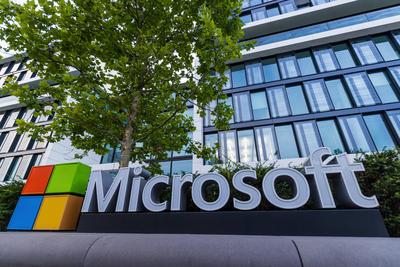 MUNICH, GERMANY - APRIL 08, 2025: Microsoft logo at the company office building located in Munich, Germany-stock-foto