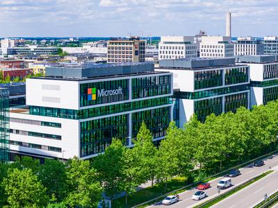 MUNICH, GERMANY - MAY 25, 2025: Microsoft logo at the company office building located in Munich, Germany-stock-foto