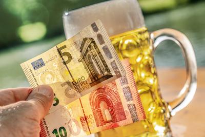 Bierpreis steigt, Mass Bier kostet durchschnittlich 15 Euro beim Oktoberfest 2025, Symbolfoto, M?nchen, Juni 2025-stock-foto