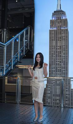 Bibi visits empire state building to celebrate first world tour-stock-foto