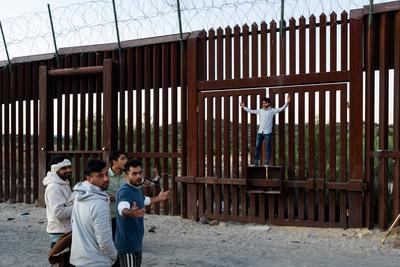 JACUMBA HOT SPRINGS, CA - JUNE 14: Migrants cross into the U.S. from Mexico on June 14, 2024 in Jacumba Hot Springs, Cal-stock-foto