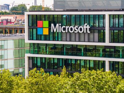 MUNICH, GERMANY - MAY 25, 2025: Microsoft logo at the company office building located in Munich, Germany-stock-foto