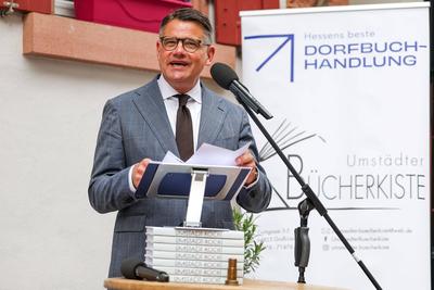 Hessischer Ministerpr?siden Boris Rhein ?bergibt Preis f?r "Beste Dorfbuchhandlung Hessens"-stock-foto