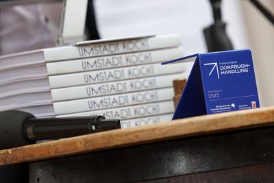 Hessischer Ministerpr?siden Boris Rhein ?bergibt Preis f?r "Beste Dorfbuchhandlung Hessens"-stock-foto