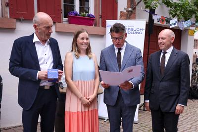Hessischer Ministerpr?siden Boris Rhein ?bergibt Preis f?r "Beste Dorfbuchhandlung Hessens"-stock-foto