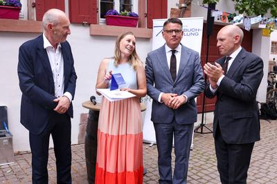 Hessischer Ministerpr?siden Boris Rhein ?bergibt Preis f?r "Beste Dorfbuchhandlung Hessens"-stock-foto