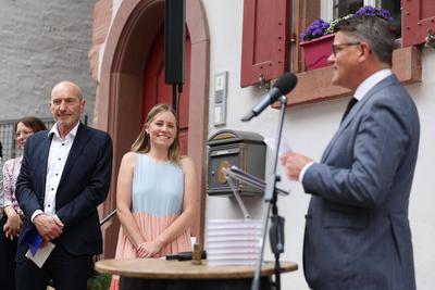 Hessischer Ministerpr?siden Boris Rhein ?bergibt Preis f?r "Beste Dorfbuchhandlung Hessens"-stock-foto