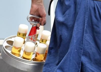 Ein K?bes, ein K?lner Kellner, serviert in einem K?lner Brauhaus auf der Domplatte K?lsch in den typischen K?lschgl?sse-stock-foto