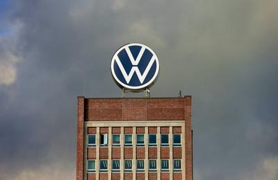 VW Verw, Geb?ude in Wolfsburg mit VW Emblem - gesehen am 08.11.2023 *** VW Verw, building in Wolfsburg with VW emblem se-stock-foto