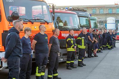 Weitere Feuerwehrtechnik und Personal aus dem Erzgebirgskreis zur Waldbrandbek?mpfung nach Gohrischheide aufgebrochen ? Neuer Haushalt des Freistaates Sachsen sorgt f?r Kritik-stock-foto
