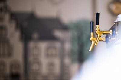 Feature Gastronomie Ein Zapfhahn in einem Gastronomiebetrieb wird seit dem Lockdown schon ein halbes Jahr nicht bedient.-stock-photo