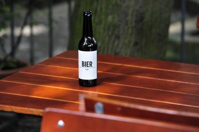Die Brauerei hat ein Bier schlicht Bier genannt. Auf der Flasche steht auf der Vorderseite Bier und die Mengenangabe 0.3-stock-foto