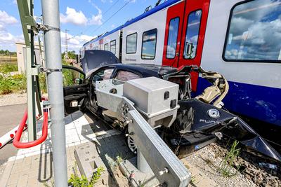 85-J?hrige f?hrt mit Auto ?ber gesperrten Bahn?bergang und kollidiert mit S-Bahn Autofahrerin unverletzt ? 35 Fahrg?ste der S5 Richtung Springe m?ssen nahezu zwei Stunden im Zug warten ? Feuerwehren mit 50 Einsatzkr?ften vor Ort.-stock-foto