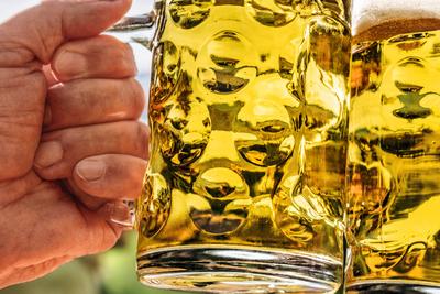Gut gef?llte Bierkr?ge im Sonnenlicht, M?nchen, April 2024 Deutschland, M?nchen, April 2024, zwei Biergartenbesucher pro-stock-photo