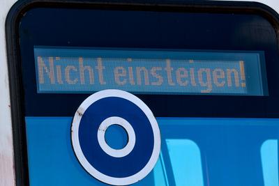 84-J?hrige f?hrt mit Auto ?ber gesperrten Bahn?bergang und kollidiert mit S-Bahn Autofahrerin unverletzt ? 35 Fahrg?ste der S5 Richtung Springe m?ssen nahezu zwei Stunden im Zug warten ? Feuerwehren mit 50 Einsatzkr?ften vor Ort.-stock-foto