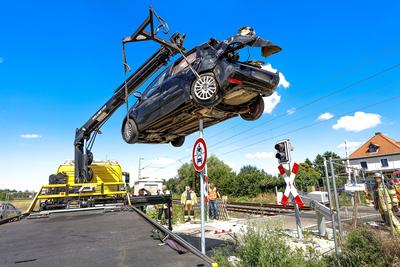 85-J?hrige f?hrt mit Auto ?ber gesperrten Bahn?bergang und kollidiert mit S-Bahn Autofahrerin unverletzt ? 35 Fahrg?ste der S5 Richtung Springe m?ssen nahezu zwei Stunden im Zug warten ? Feuerwehren mit 50 Einsatzkr?ften vor Ort.-stock-foto