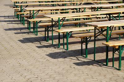 leere Biertischgarnituren, noch geschlossen, Veranstaltung, ?ffnungszeiten *** Empty Beer table sets, still closed, Even-stock-photo