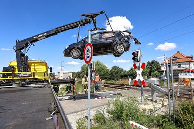 84-J?hrige f?hrt mit Auto ?ber gesperrten Bahn?bergang und kollidiert mit S-Bahn Autofahrerin unverletzt ? 35 Fahrg?ste der S5 Richtung Springe m?ssen nahezu zwei Stunden im Zug warten ? Feuerwehren mit 50 Einsatzkr?ften vor Ort.-stock-foto