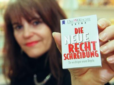 Den kleinen Ratgeber fuer die grosse Rechtschreibreform praesentiert Rosemarie Mayr in Form eines Mini-Buches am Stand-stock-foto