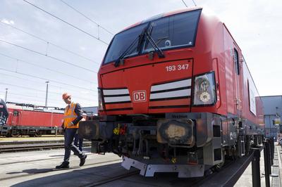 Patrick Schnieder und Vectron Lokomotive Baureihe 193-stock-foto