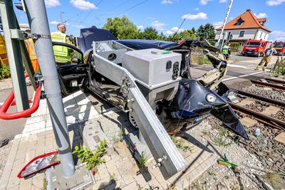 85-J?hrige f?hrt mit Auto ?ber gesperrten Bahn?bergang und kollidiert mit S-Bahn Autofahrerin unverletzt ? 35 Fahrg?ste der S5 Richtung Springe m?ssen nahezu zwei Stunden im Zug warten ? Feuerwehren mit 50 Einsatzkr?ften vor Ort.-stock-foto