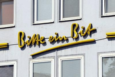 Bierausschank, Bierwerbung, Werbeslogan Bitte ein Bit an einer Hausfassade, Bitburger Bier, Kundenwerbung *** Beer bar,-stock-foto