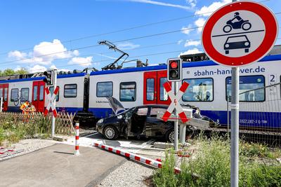 84-J?hrige f?hrt mit Auto ?ber gesperrten Bahn?bergang und kollidiert mit S-Bahn Autofahrerin unverletzt ? 35 Fahrg?ste der S5 Richtung Springe m?ssen nahezu zwei Stunden im Zug warten ? Feuerwehren mit 50 Einsatzkr?ften vor Ort.-stock-foto