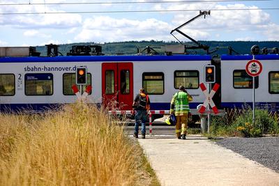 84-J?hrige f?hrt mit Auto ?ber gesperrten Bahn?bergang und kollidiert mit S-Bahn Autofahrerin unverletzt ? 35 Fahrg?ste der S5 Richtung Springe m?ssen nahezu zwei Stunden im Zug warten ? Feuerwehren mit 50 Einsatzkr?ften vor Ort.-stock-foto