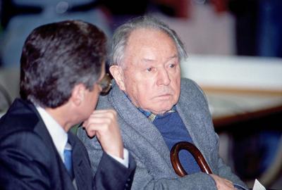 Erich Mielke, ehemaliger DDR Minister f?r Staatssicherheit, mit seinem Anwalt Graubner beim seinem Prozess im M?rz 1993-stock-foto