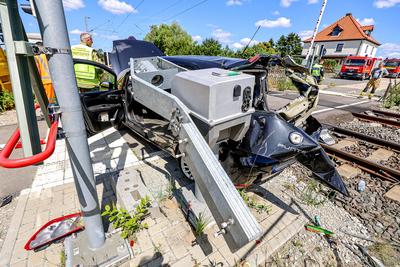 84-J?hrige f?hrt mit Auto ?ber gesperrten Bahn?bergang und kollidiert mit S-Bahn Autofahrerin unverletzt ? 35 Fahrg?ste der S5 Richtung Springe m?ssen nahezu zwei Stunden im Zug warten ? Feuerwehren mit 50 Einsatzkr?ften vor Ort.-stock-foto