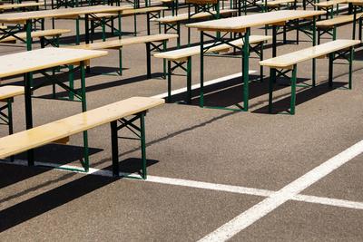 leere Biertischgarnituren, noch geschlossen, Veranstaltung, ?ffnungszeiten *** Empty Beer table sets, still closed, Even-stock-photo