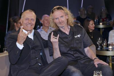 Joja Wendt Pianist mit Holger H?bner Huebner Wacken Festival Gruender zu Gast in der NDR Talkshow aus dem NDR 3 Studio am 04.Juli 2025 in Hamburg Hamburg Deutschland *** Joja Wendt pianist with Holger H?bner Huebner Wacken Festival Gruender as guest on the NDR talk show from the NDR 3 studio on July 04, 2025 in Hamburg Hamburg Germany-stock-foto