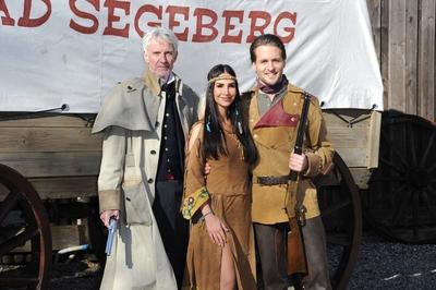 Mathieu Carriere als Old Surehand Sila Sahin als Lea tshina und Alexander Klaws als Old Surehand-stock-foto