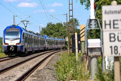 85-J?hrige f?hrt mit Auto ?ber gesperrten Bahn?bergang und kollidiert mit S-Bahn Autofahrerin unverletzt ? 35 Fahrg?ste der S5 Richtung Springe m?ssen nahezu zwei Stunden im Zug warten ? Feuerwehren mit 50 Einsatzkr?ften vor Ort.-stock-foto