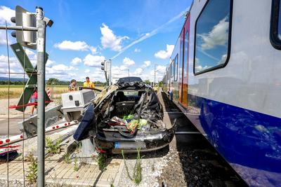 84-J?hrige f?hrt mit Auto ?ber gesperrten Bahn?bergang und kollidiert mit S-Bahn Autofahrerin unverletzt ? 35 Fahrg?ste der S5 Richtung Springe m?ssen nahezu zwei Stunden im Zug warten ? Feuerwehren mit 50 Einsatzkr?ften vor Ort.-stock-foto