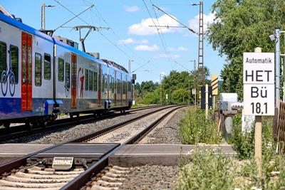 85-J?hrige f?hrt mit Auto ?ber gesperrten Bahn?bergang und kollidiert mit S-Bahn Autofahrerin unverletzt ? 35 Fahrg?ste der S5 Richtung Springe m?ssen nahezu zwei Stunden im Zug warten ? Feuerwehren mit 50 Einsatzkr?ften vor Ort.-stock-foto