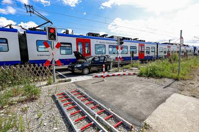 84-J?hrige f?hrt mit Auto ?ber gesperrten Bahn?bergang und kollidiert mit S-Bahn Autofahrerin unverletzt ? 35 Fahrg?ste der S5 Richtung Springe m?ssen nahezu zwei Stunden im Zug warten ? Feuerwehren mit 50 Einsatzkr?ften vor Ort.-stock-foto