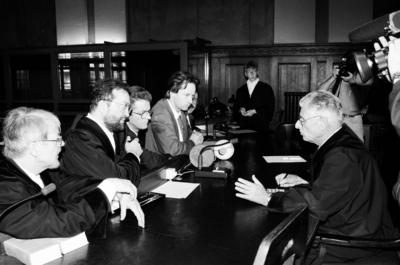Anw?lte diskutieren mit dem Richter Prozess gegen Erich Mielke in Berlin-stock-foto