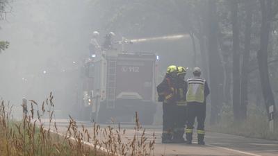 Der Wald brennt in der Chorischen Gohrischheide weiter. Mittlerweile hat Landrat Ralf H?nsel einen Riegel davor geschobe-stock-foto