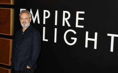 BEVERLY HILLS, CALIFORNIA - DECEMBER 01: Director Sam Mendes attends Los Angeles premiere of Fox Searchlight Pictures E-stock-foto