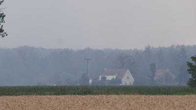 Der Wald brennt in der Chorischen Gohrischheide weiter. Mittlerweile hat Landrat Ralf H?nsel einen Riegel davor geschobe-stock-foto