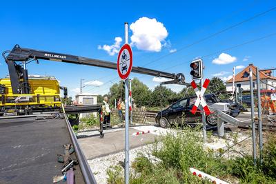 84-J?hrige f?hrt mit Auto ?ber gesperrten Bahn?bergang und kollidiert mit S-Bahn Autofahrerin unverletzt ? 35 Fahrg?ste der S5 Richtung Springe m?ssen nahezu zwei Stunden im Zug warten ? Feuerwehren mit 50 Einsatzkr?ften vor Ort.-stock-foto
