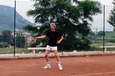 Mathieu Carriere Mathieu Carriere, deutscher Schauspieler, bei einer Runde Tennis w?hrend einer Drehpause, Italien 1992.-stock-photo